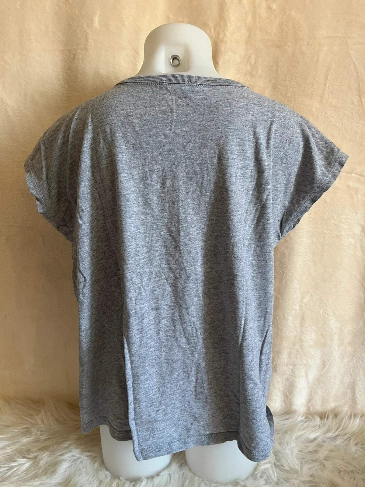 t-shirt cinza com coração em relevo Benetton 💜 – photo 3